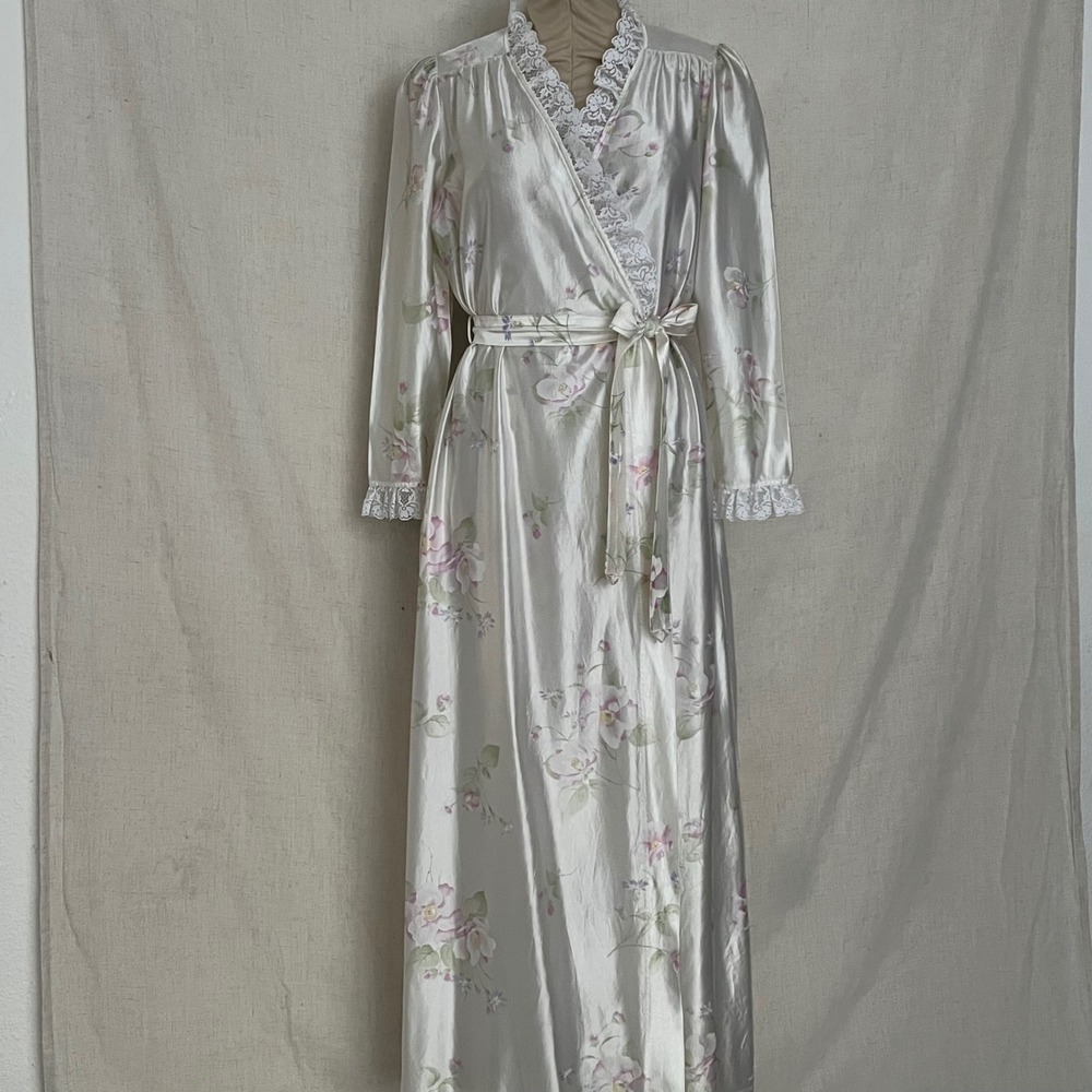 Vintage Jolie Two Women's Coquette Floral Lace Trim Robe Long Sleeve Loungewear - Picture 2 of 8